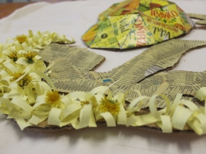 Imagem dos detalhes do cabelo, caracóis de papel com flores do nosso pátio.
