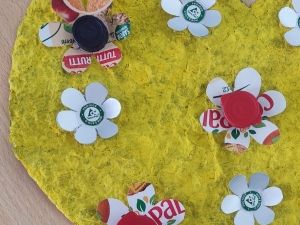 Detalhes das flores confeccionadas com o símbolo Tetra Pak.