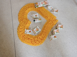Embalagens da marca Compal para decoração do coração amarelo.
